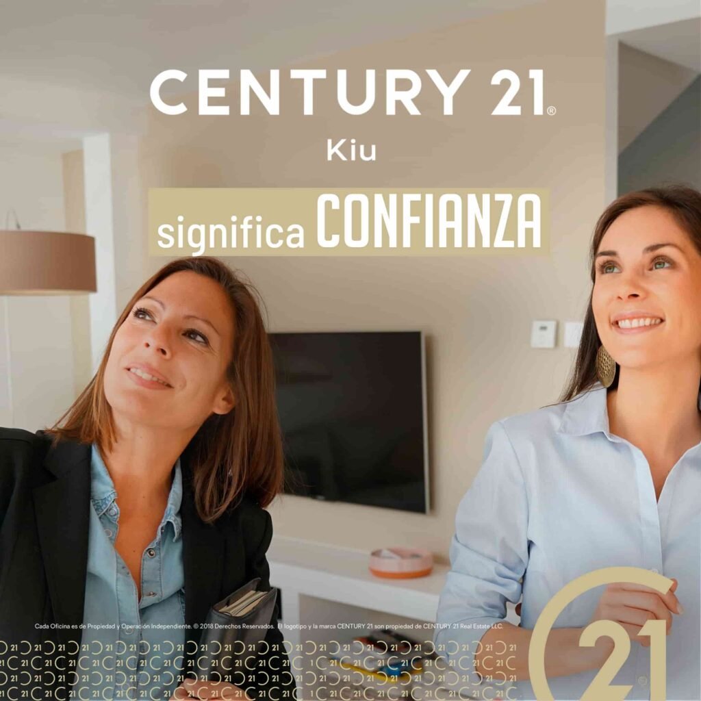 Agentes inmobiliarios de Century 21 KIU ofreciendo confianza y profesionalismo en la venta de inmuebles en Coacalco